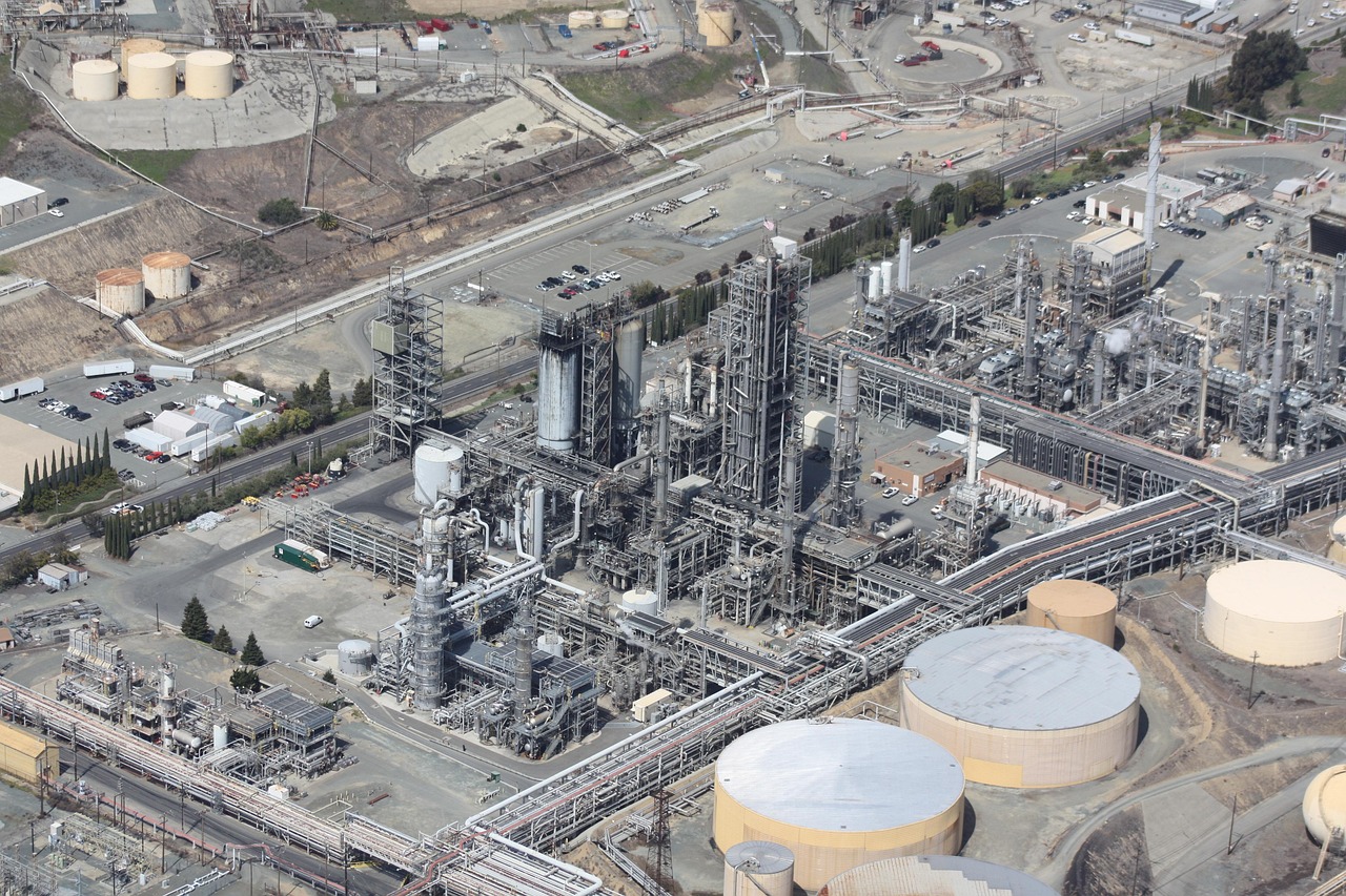 Modern Oil and Gas Industrial Engineering Refinery Plant